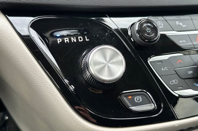 Certified 2024 Chrysler Pacifica Touring-L image 5