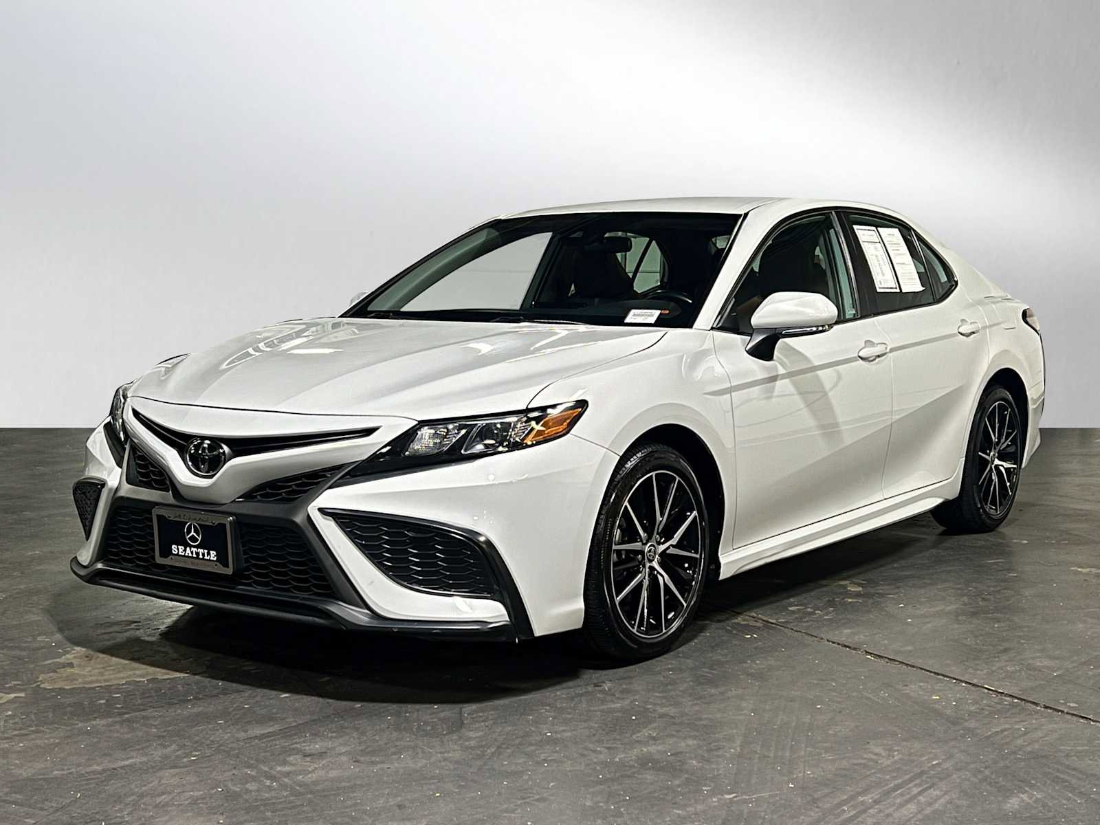 Used 2023 Toyota Camry SE w/ Cold Weather Package image 7