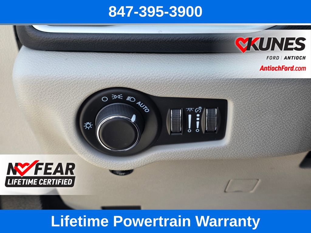 Used 2023 Chrysler Voyager LX image 34