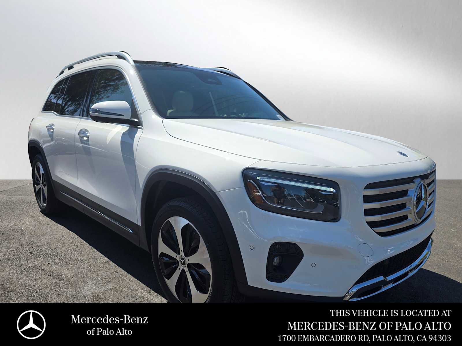 Used 2025 Mercedes-Benz GLB 250 4MATIC image 1