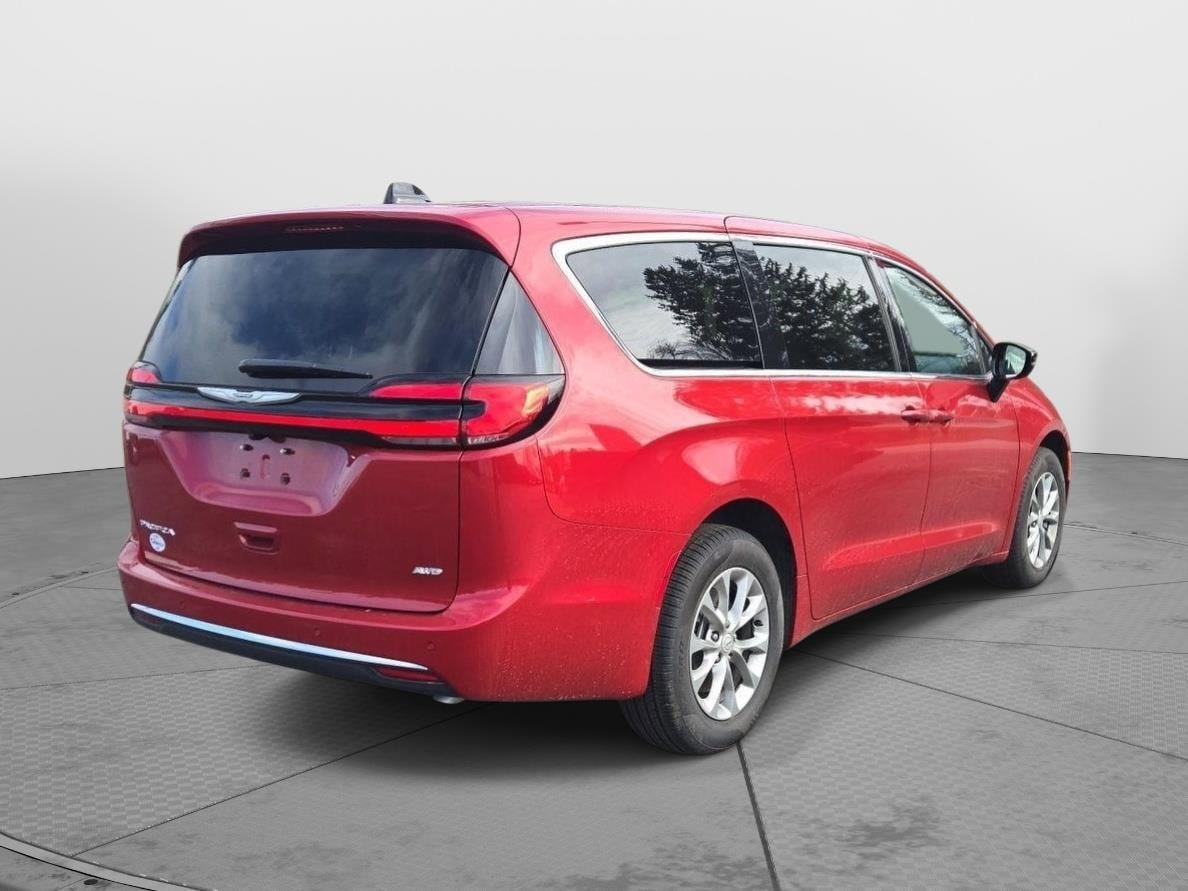 New 2026 Chrysler Pacifica Select image 3