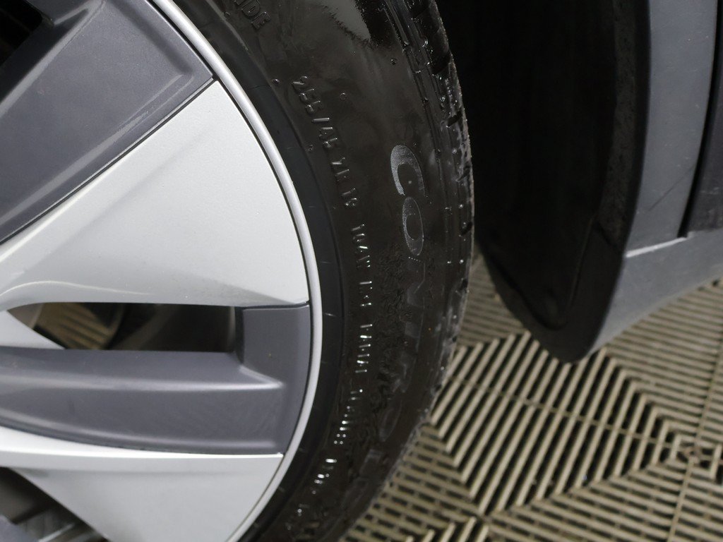 Used 2024 Tesla Model Y Long Range AWD/4WD image 26