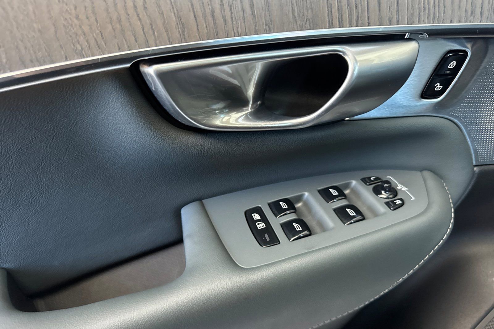 Used 2024 Volvo XC90 T8 Ultimate w/ Lounge Package image 14