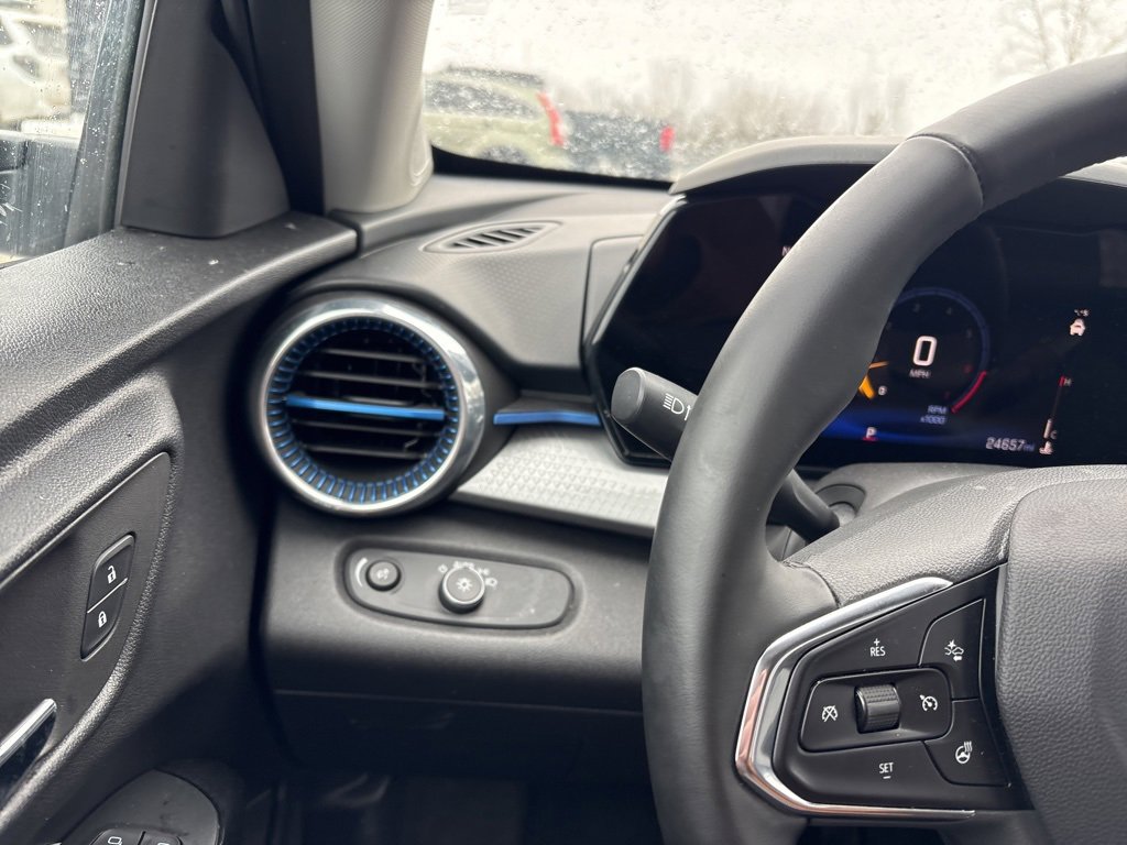 Used 2025 Chevrolet Trax LT w/ LT Convenience Package image 18