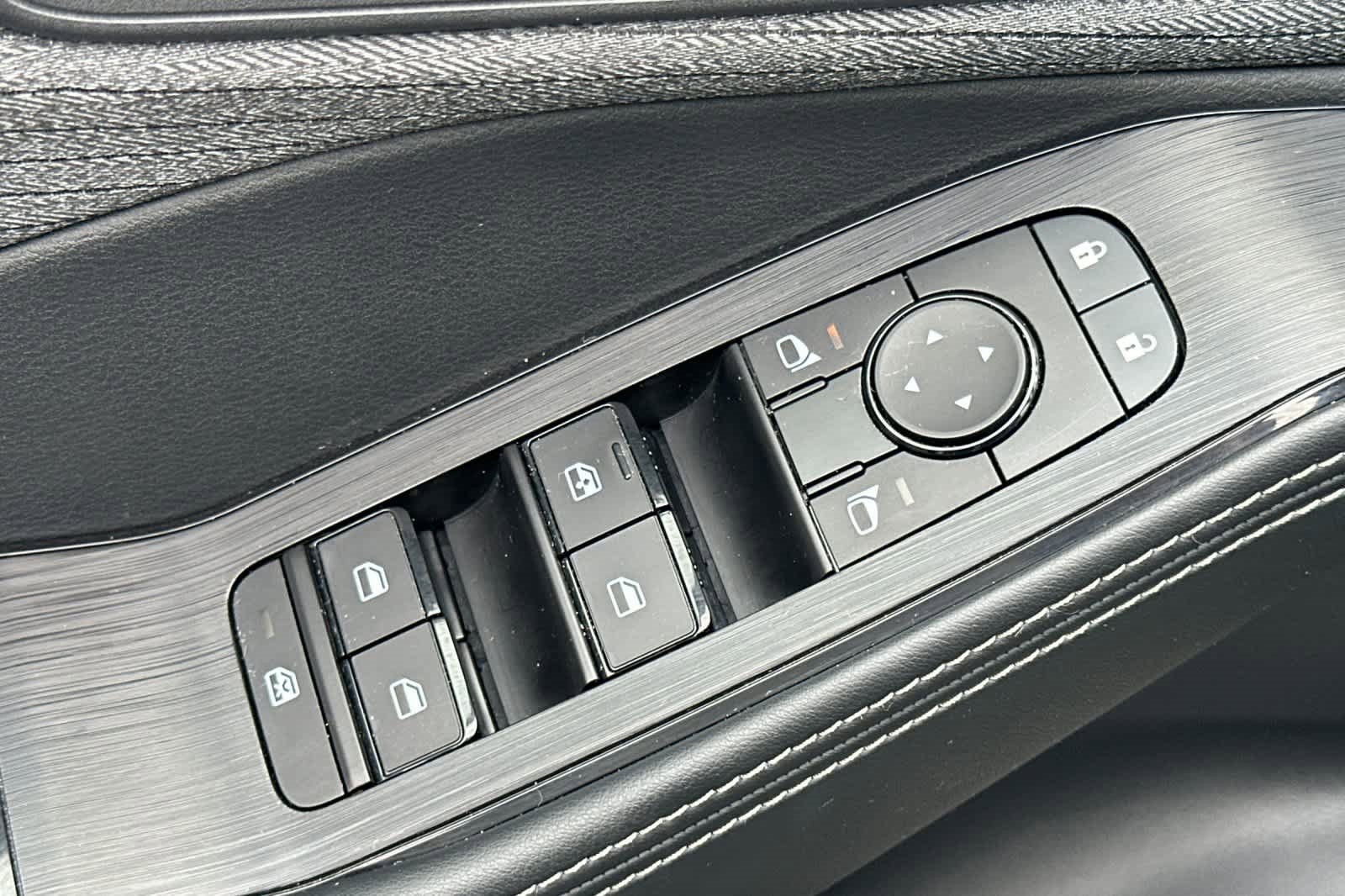 Used 2023 Nissan Rogue SV image 14