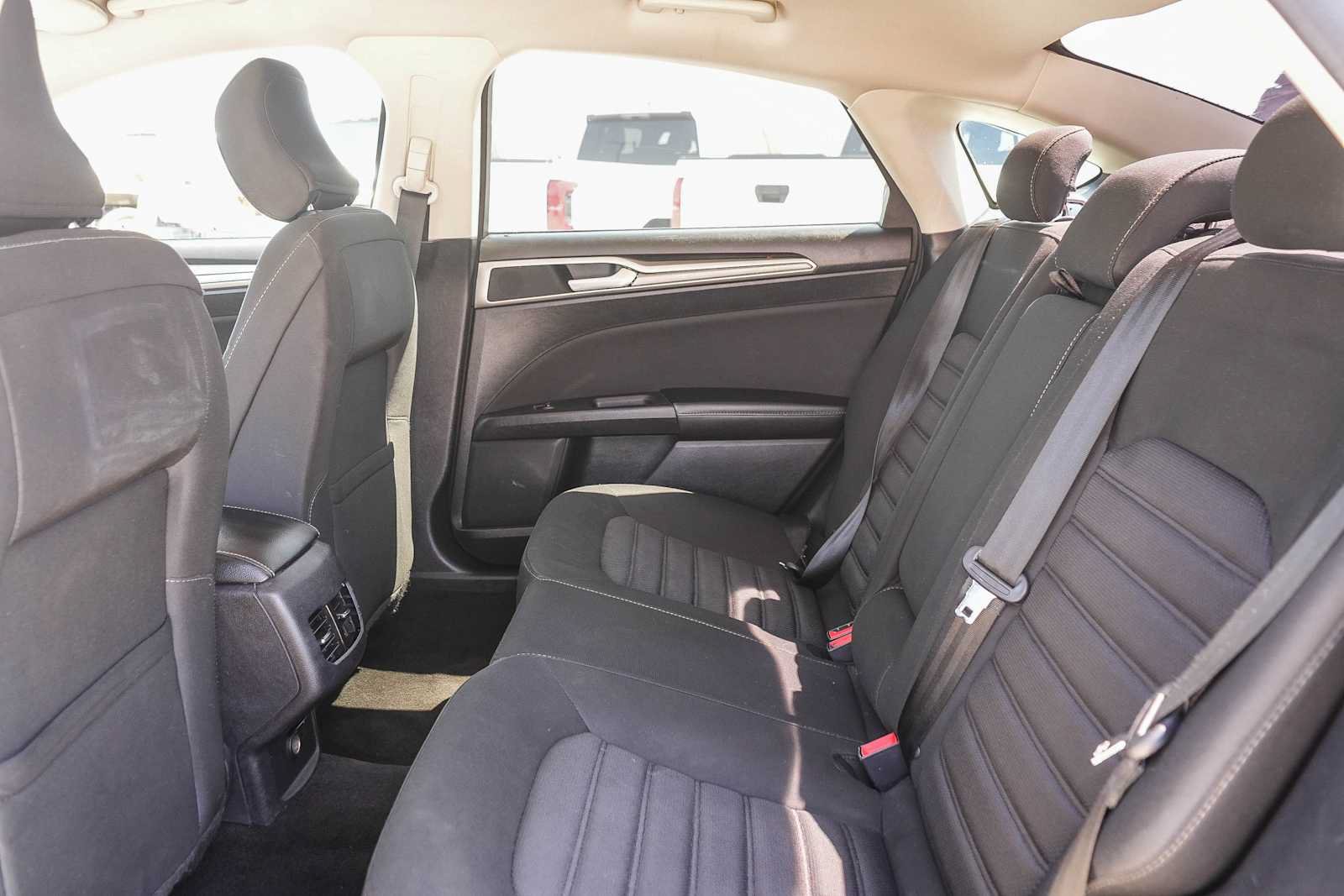 Used 2018 Ford Fusion SE w/ Fusion SE Technology Package FWD image 18