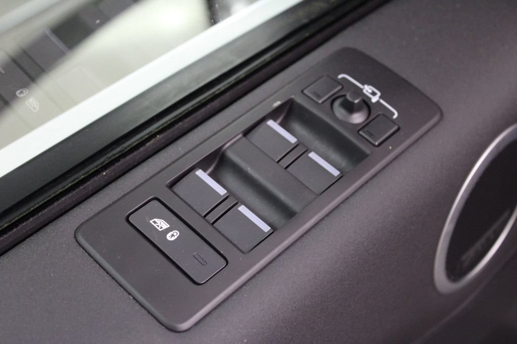 Used 2025 Land Rover Discovery S AWD/4WD image 19