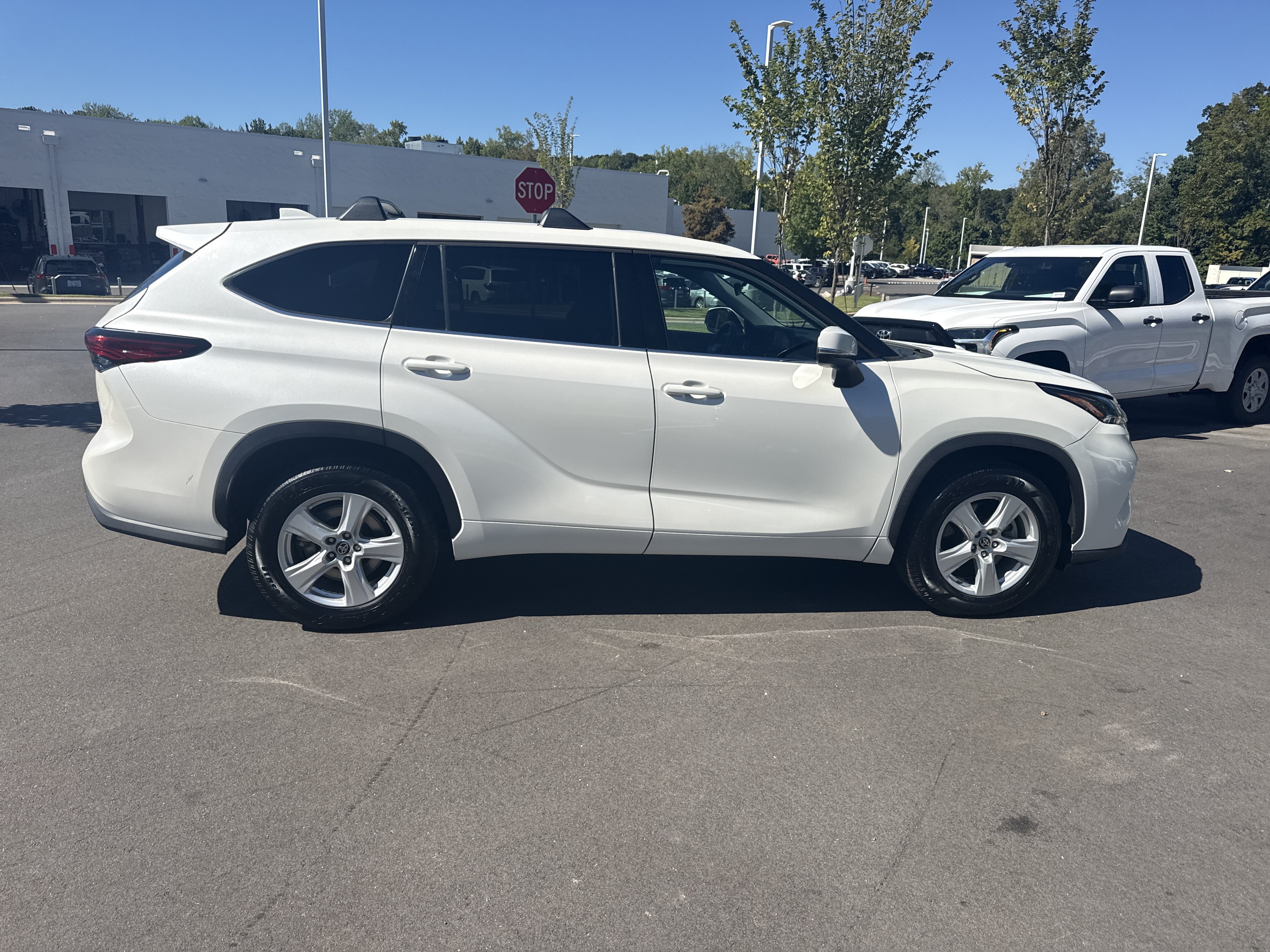 Used 2021 Toyota Highlander LE FWD image 11