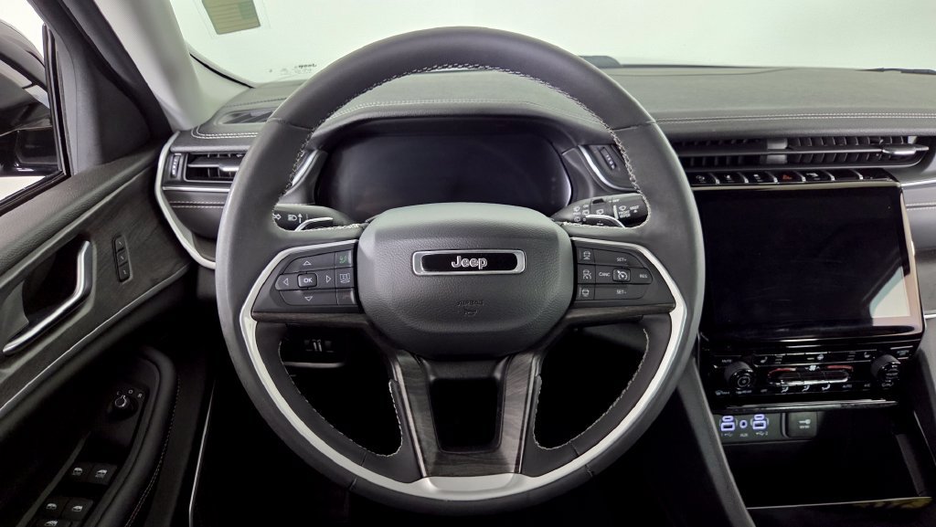 Used 2023 Jeep Grand Cherokee L Limited AWD/4WD image 18