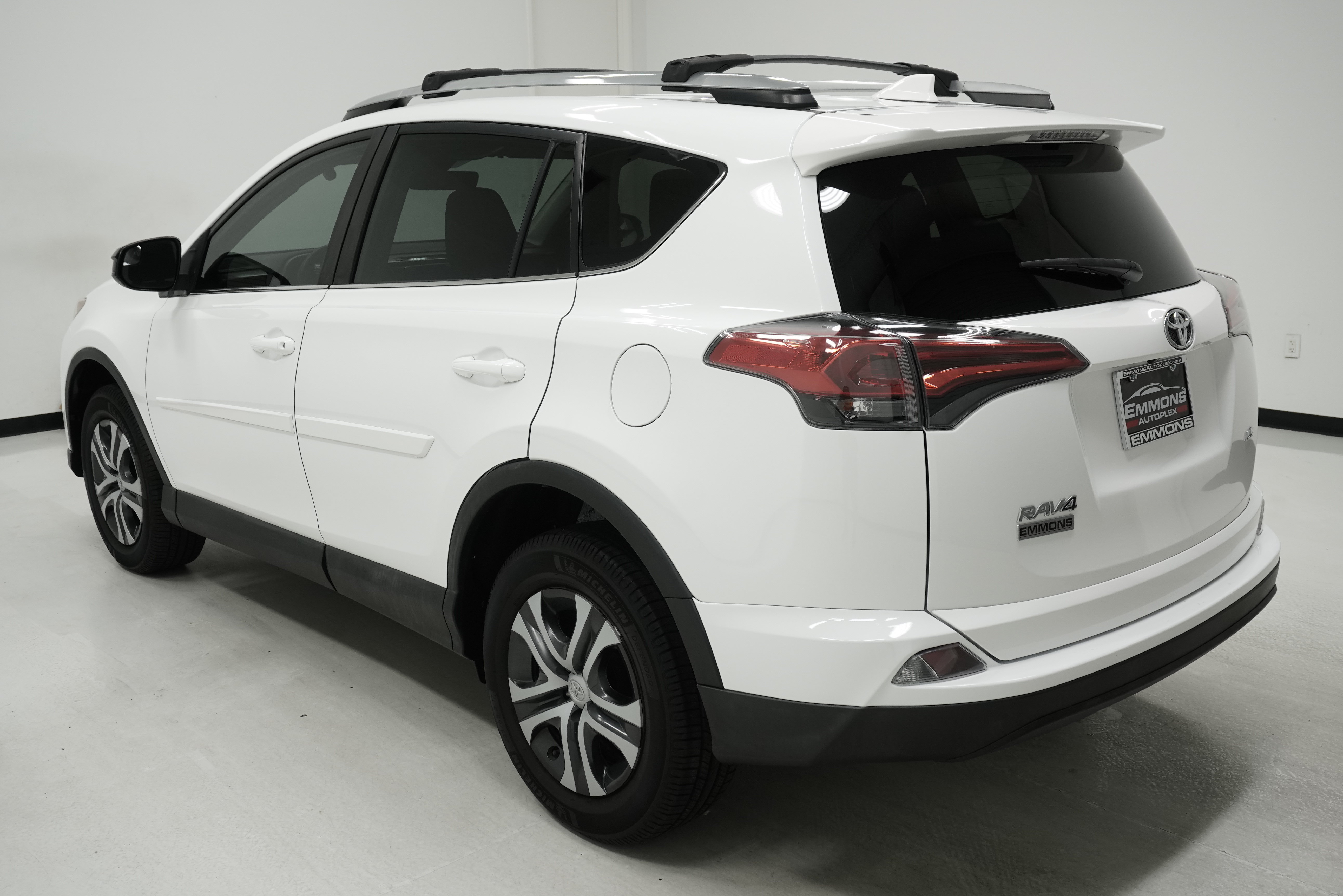 Used 2017 Toyota RAV4 LE FWD image 6