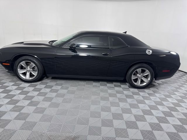 Used 2016 Dodge Challenger SXT w/ Driver Convenience Group RWD image 6