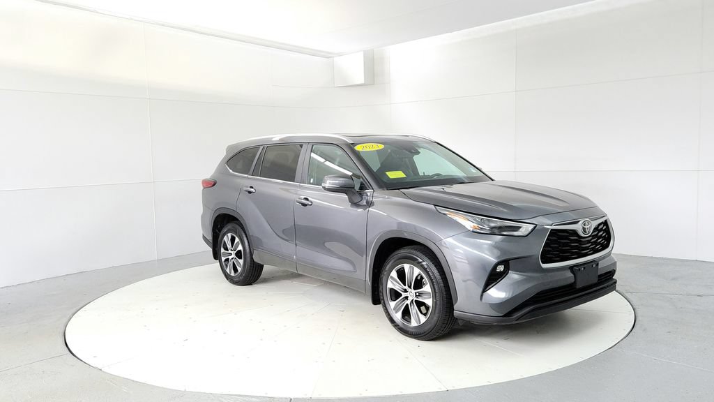 Used 2023 Toyota Highlander XLE AWD/4WD image 7