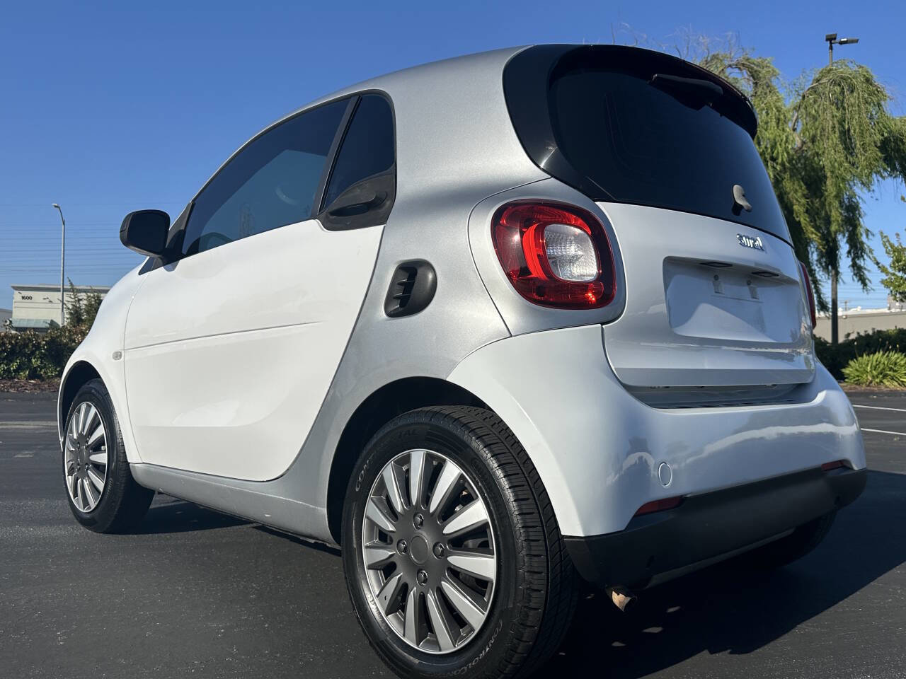 Used 2017 smart fortwo pure RWD image 6