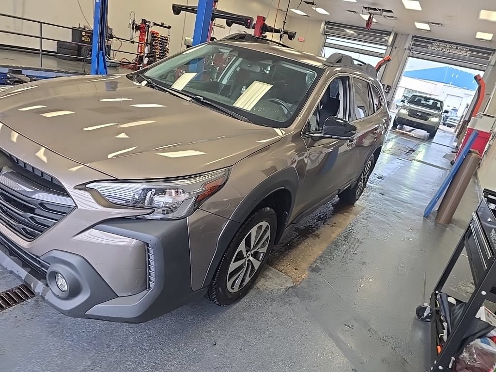 Used 2023 Subaru Outback Premium AWD/4WD image 2