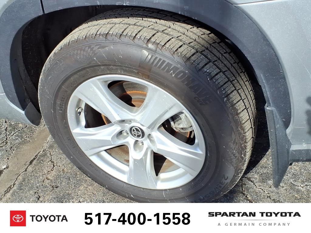 Used 2021 Toyota Highlander LE image 10