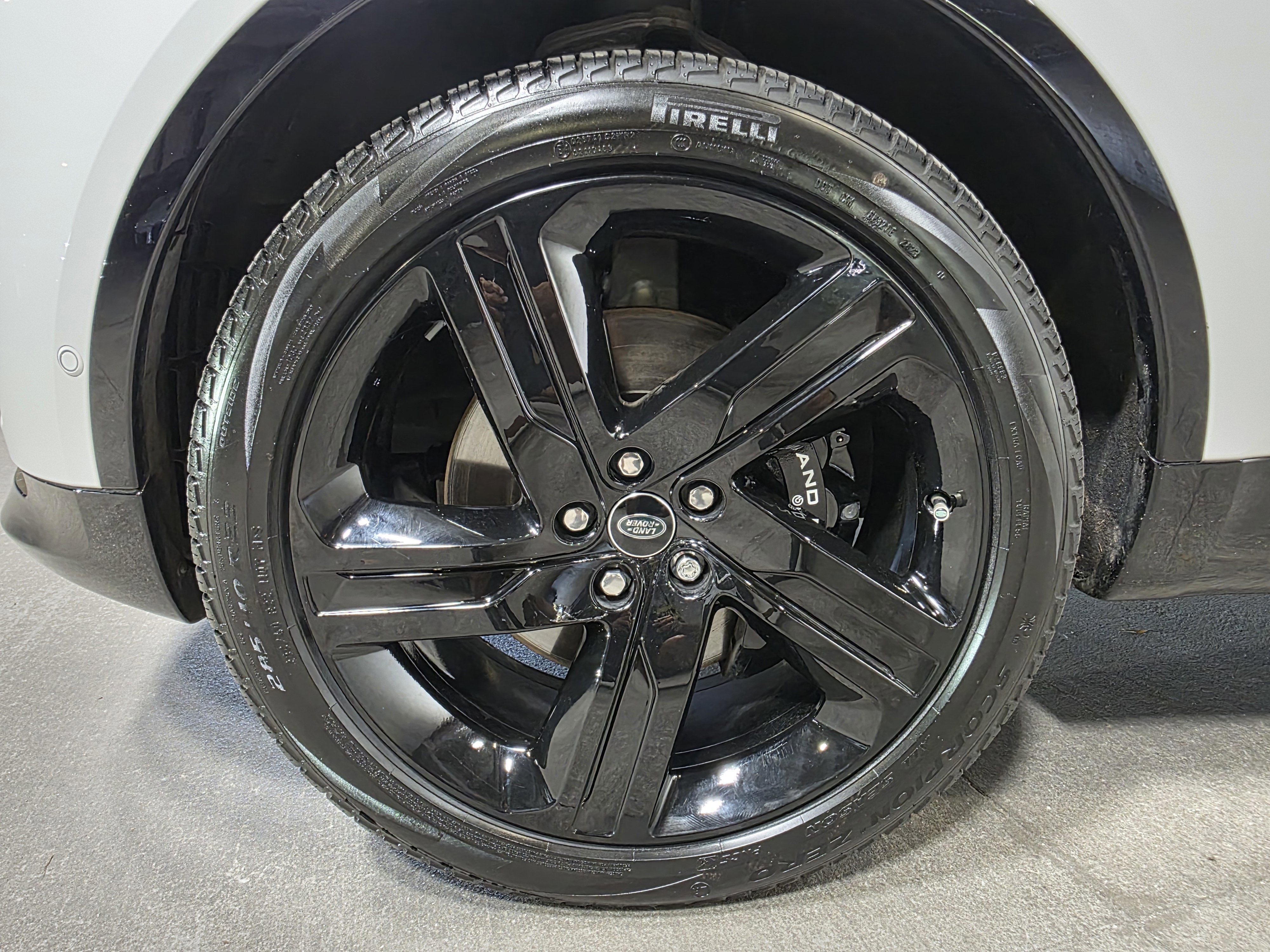 Used 2024 Land Rover Discovery Metropolitan Edition image 13