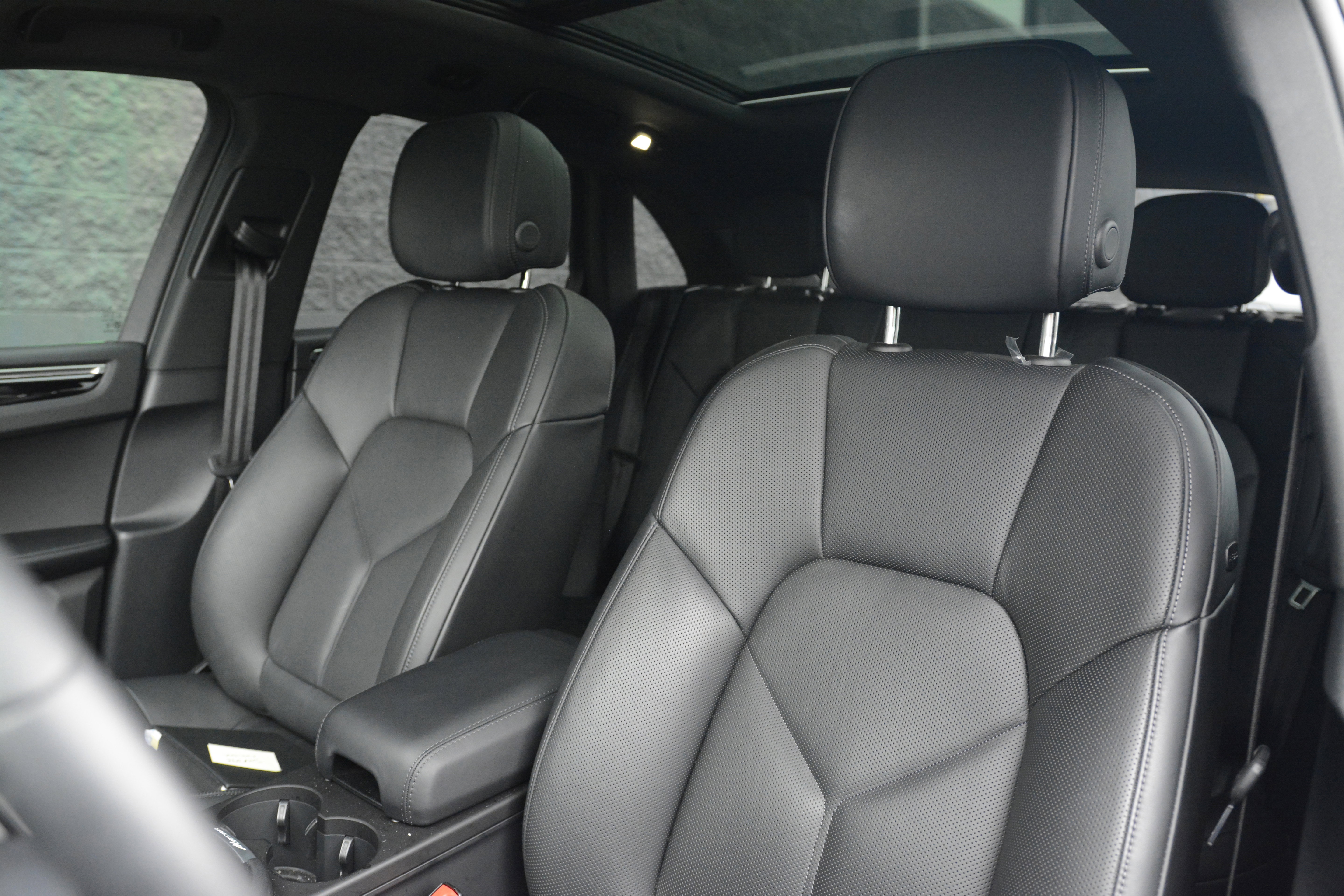 Certified 2025 Porsche Macan AWD/4WD image 5