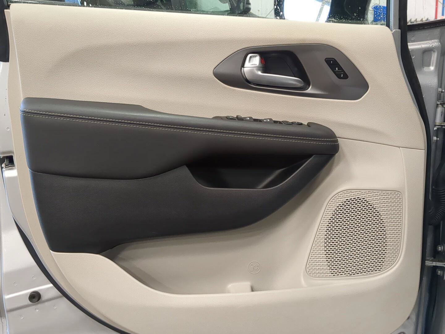 Used 2024 Chrysler Pacifica Touring-L FWD image 10