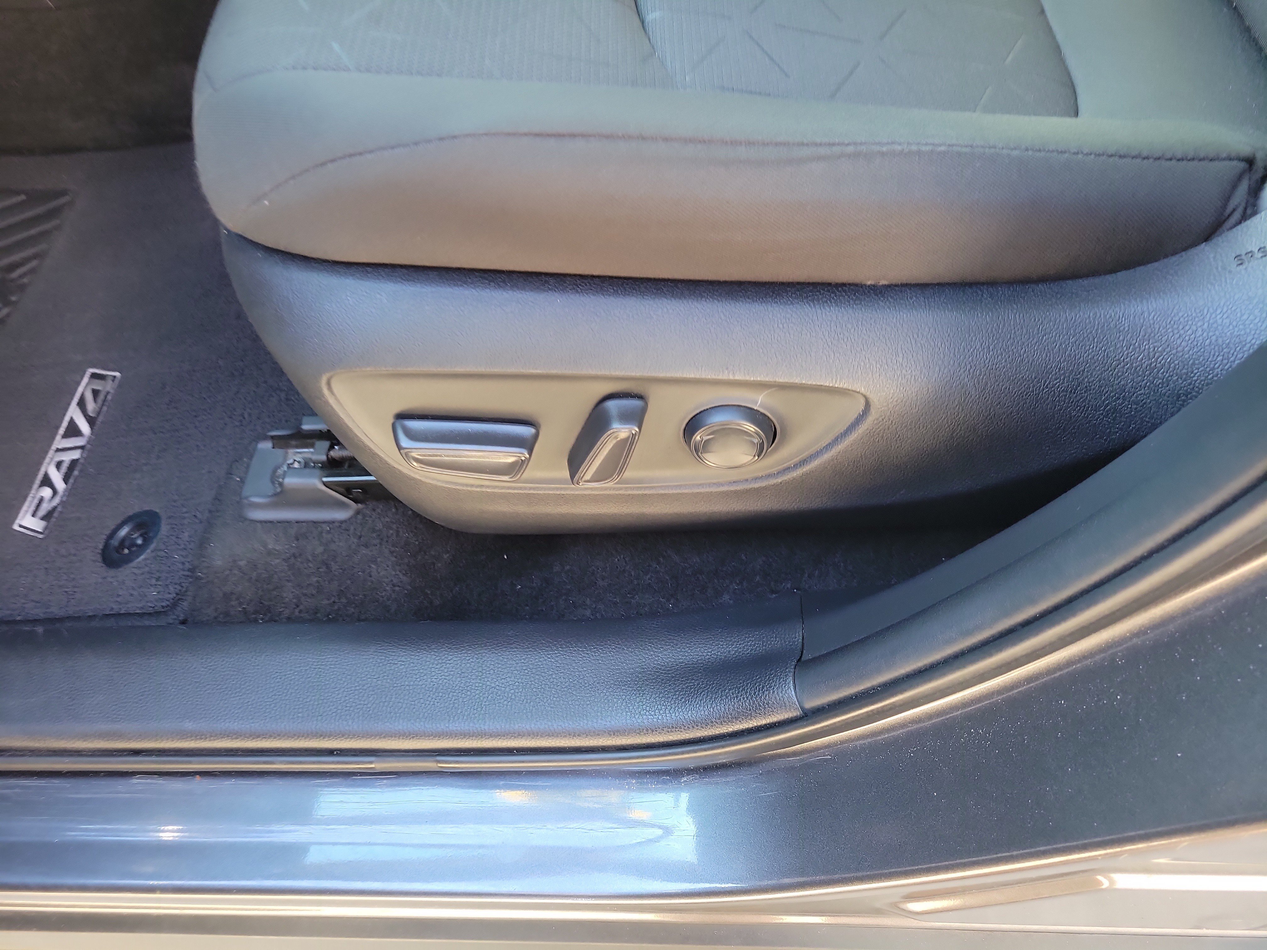 Used 2021 Toyota RAV4 XLE AWD/4WD image 10