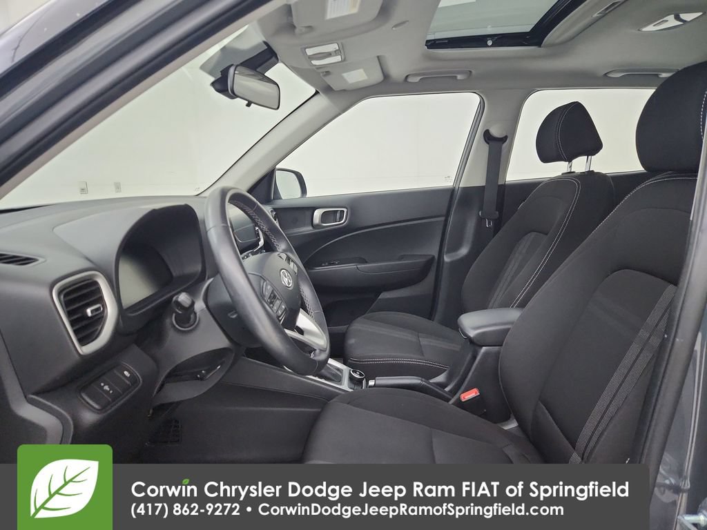 Used 2025 Hyundai Venue SEL FWD image 18