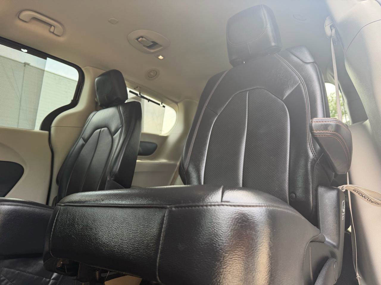 Used 2018 Chrysler Pacifica Touring-L FWD image 10