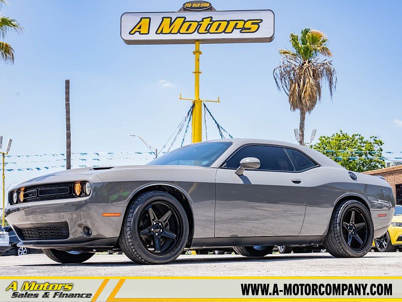 Used 2019 Dodge Challenger SXT w/ Blacktop Package RWD image 1