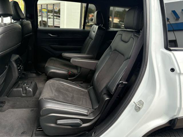 Used 2023 Jeep Grand Cherokee L Altitude AWD/4WD image 18