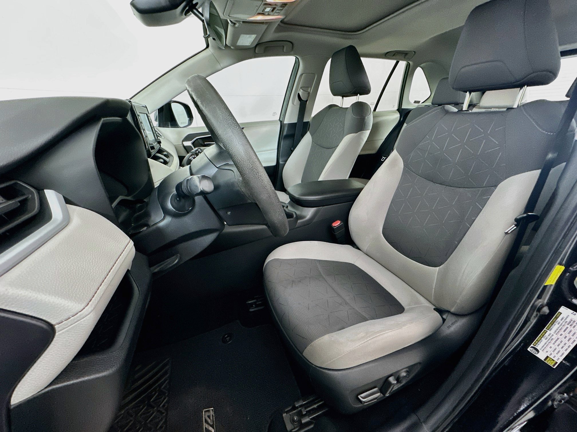 Used 2020 Toyota RAV4 XLE w/ Convenience Package FWD image 13