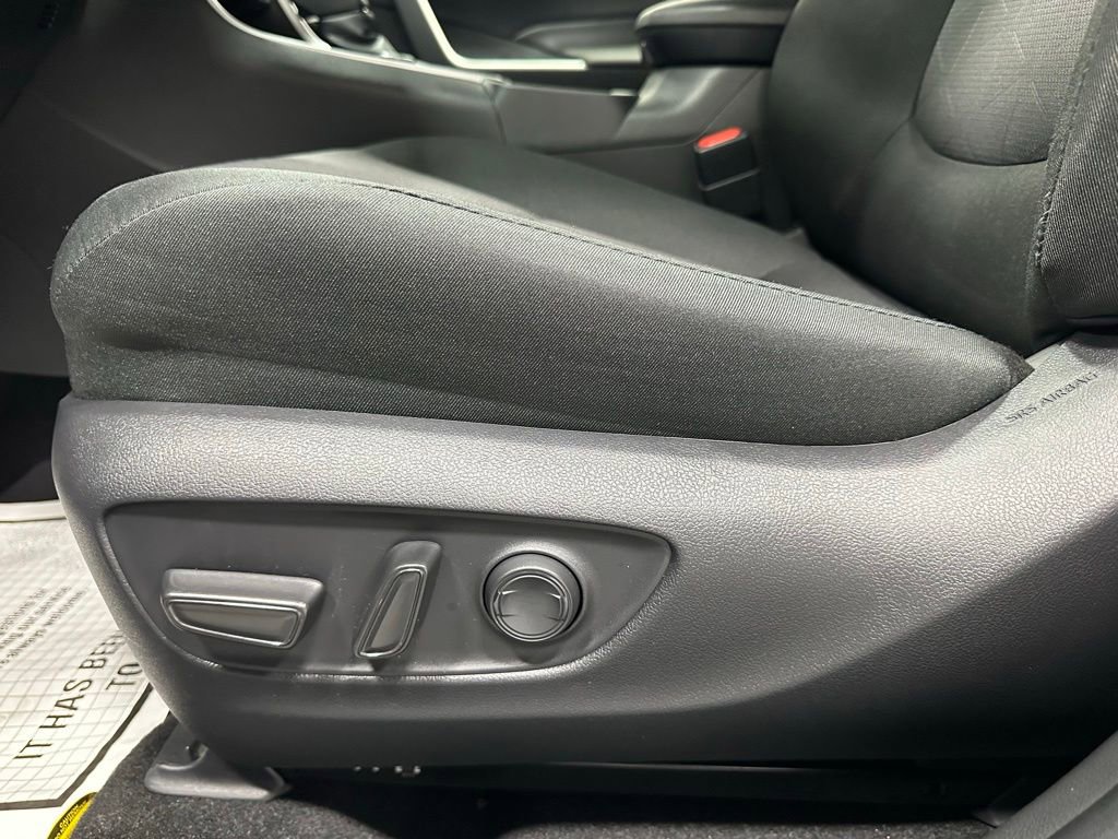 Used 2025 Toyota RAV4 XLE AWD/4WD image 12