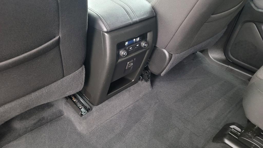 Used 2023 Chevrolet Traverse LT image 27