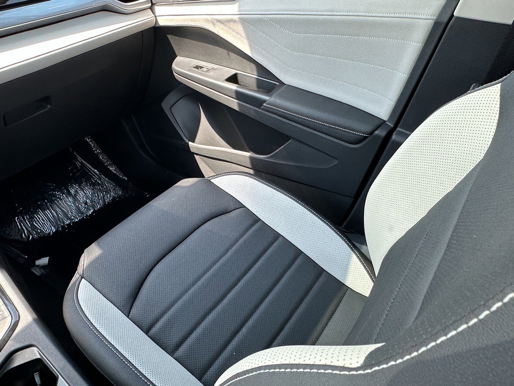 New 2025 Volkswagen Taos SEL image 14