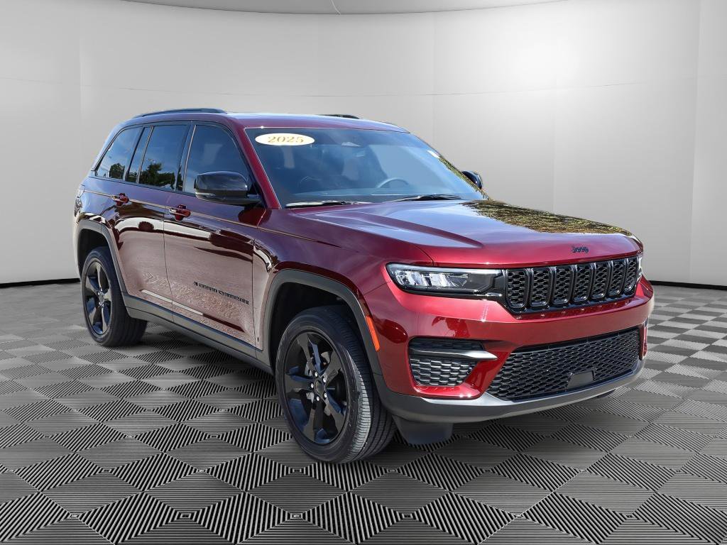 Used 2025 Jeep Grand Cherokee Altitude AWD/4WD image 8