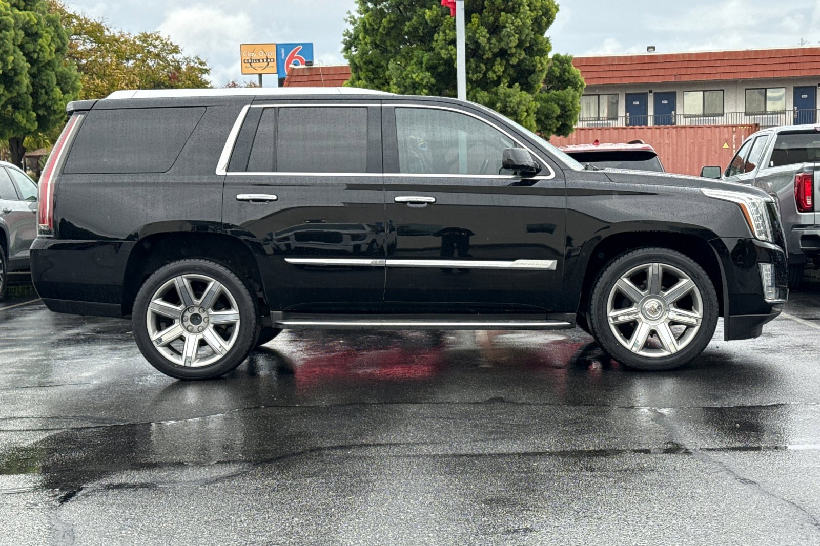 Used 2015 Cadillac Escalade Premium image 3