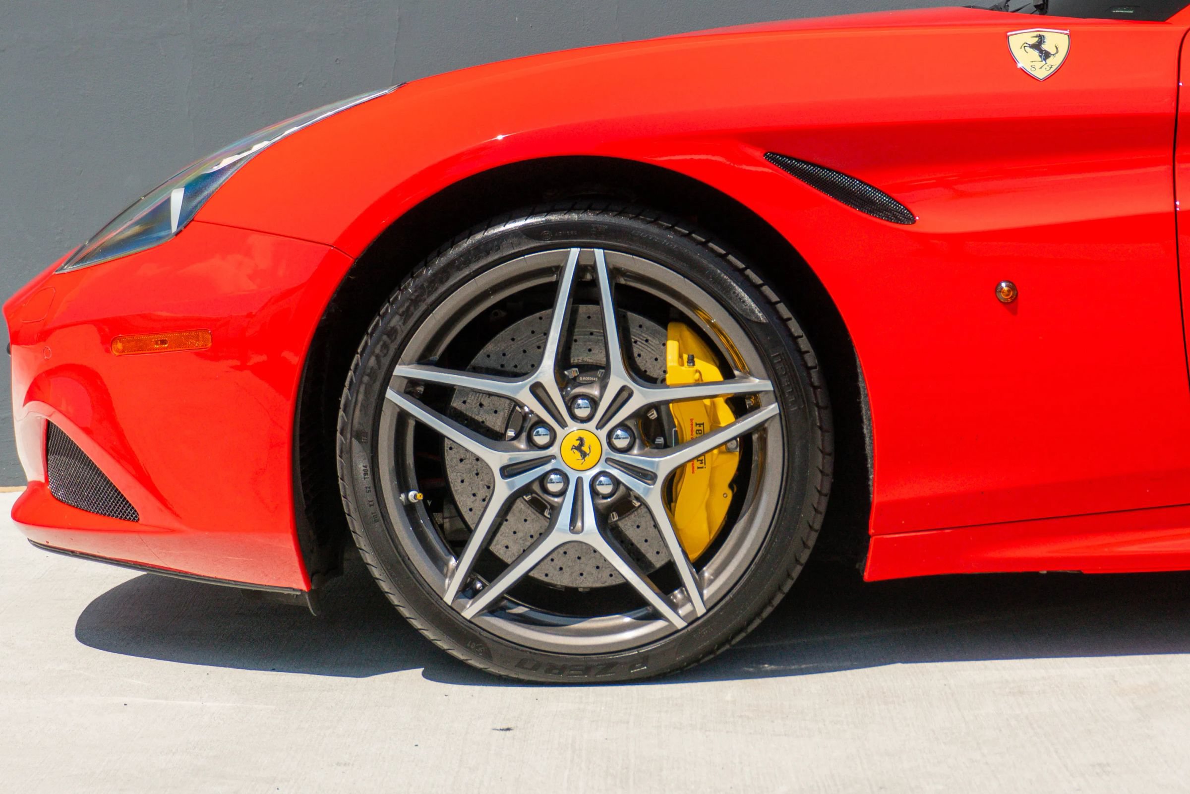 Used 2017 Ferrari California T RWD image 17