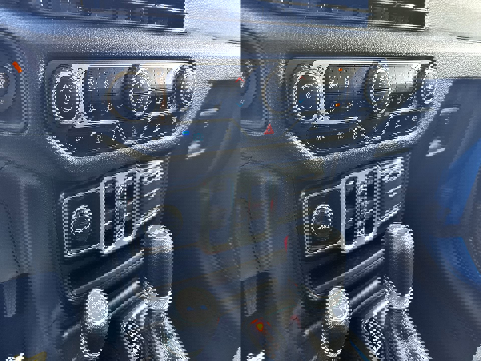 Used 2024 Jeep Wrangler Unlimited w/ Convenience Group image 17