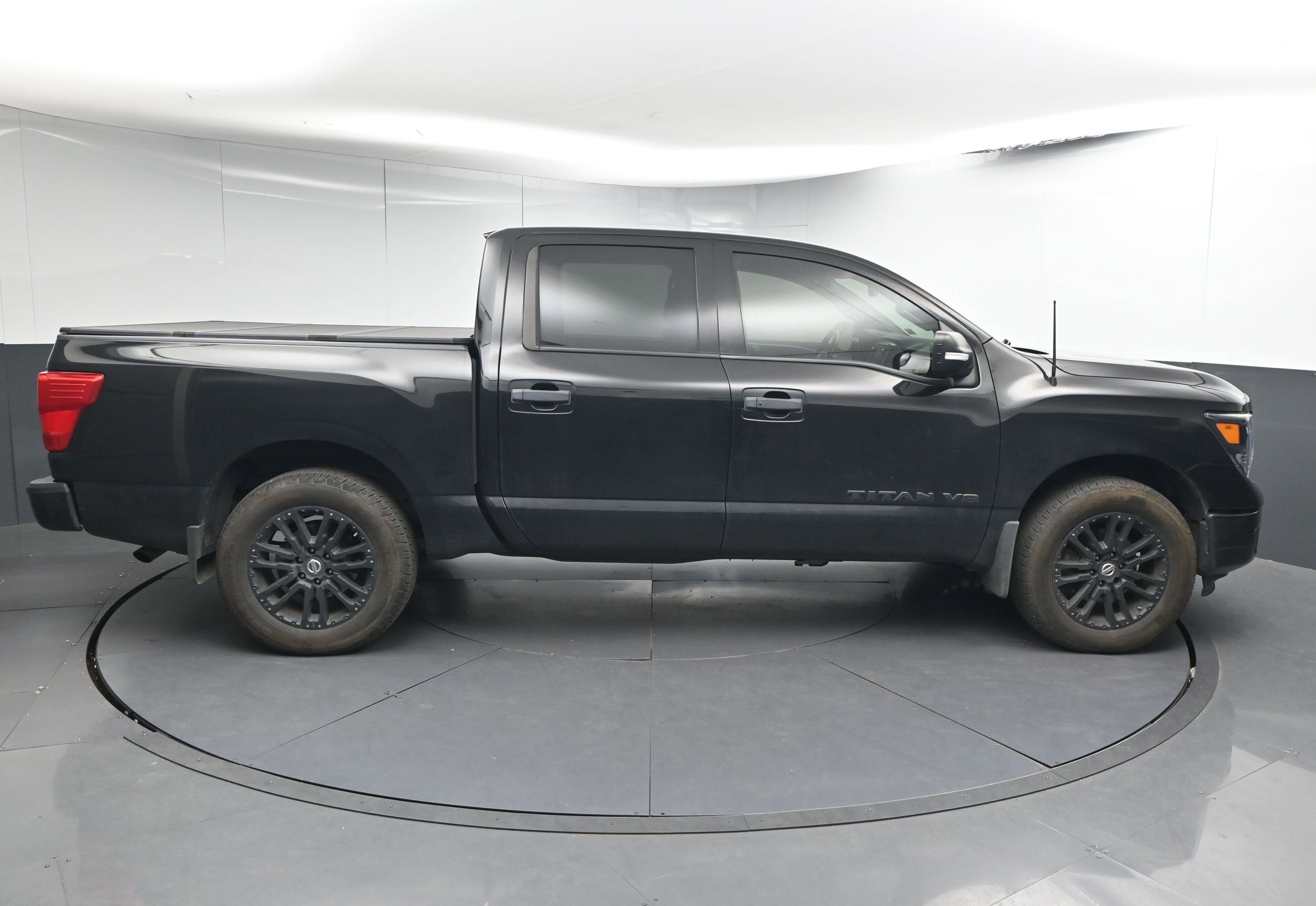 Used 2019 Nissan Titan SV w/ SV Convenience Package image 9
