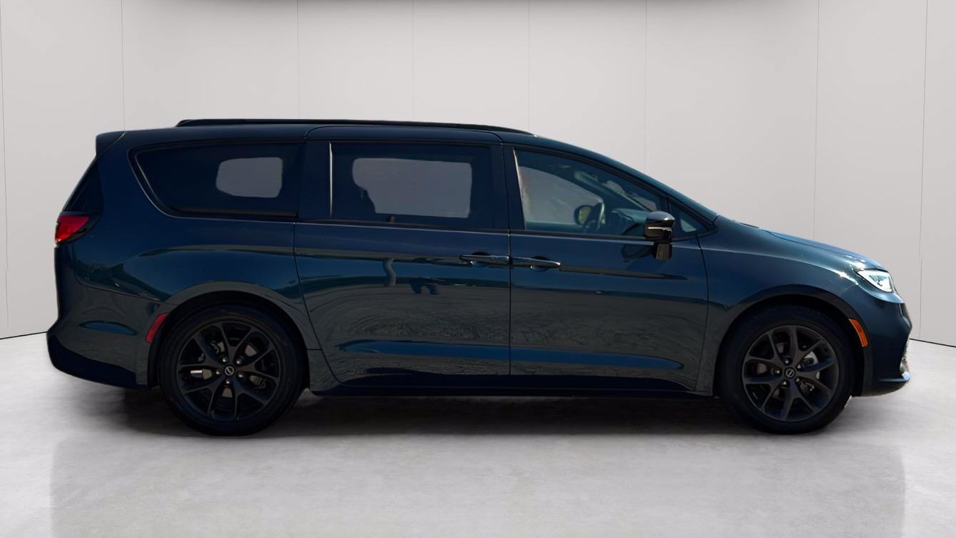Used 2025 Chrysler Pacifica Limited FWD image 3