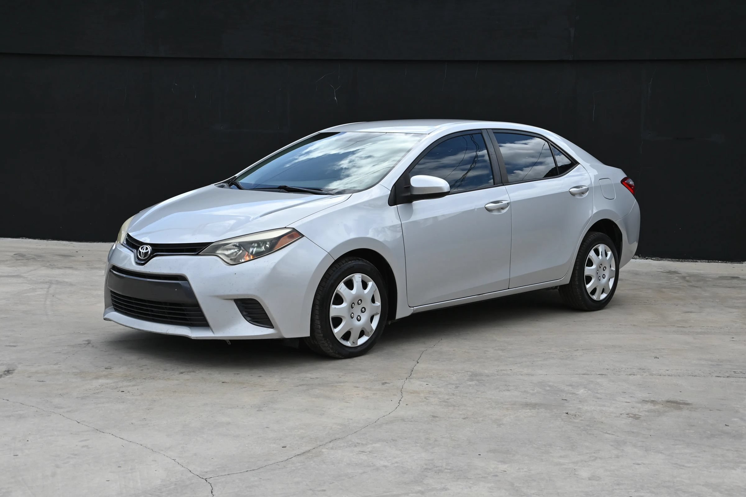 Used 2015 Toyota Corolla LE FWD image 1
