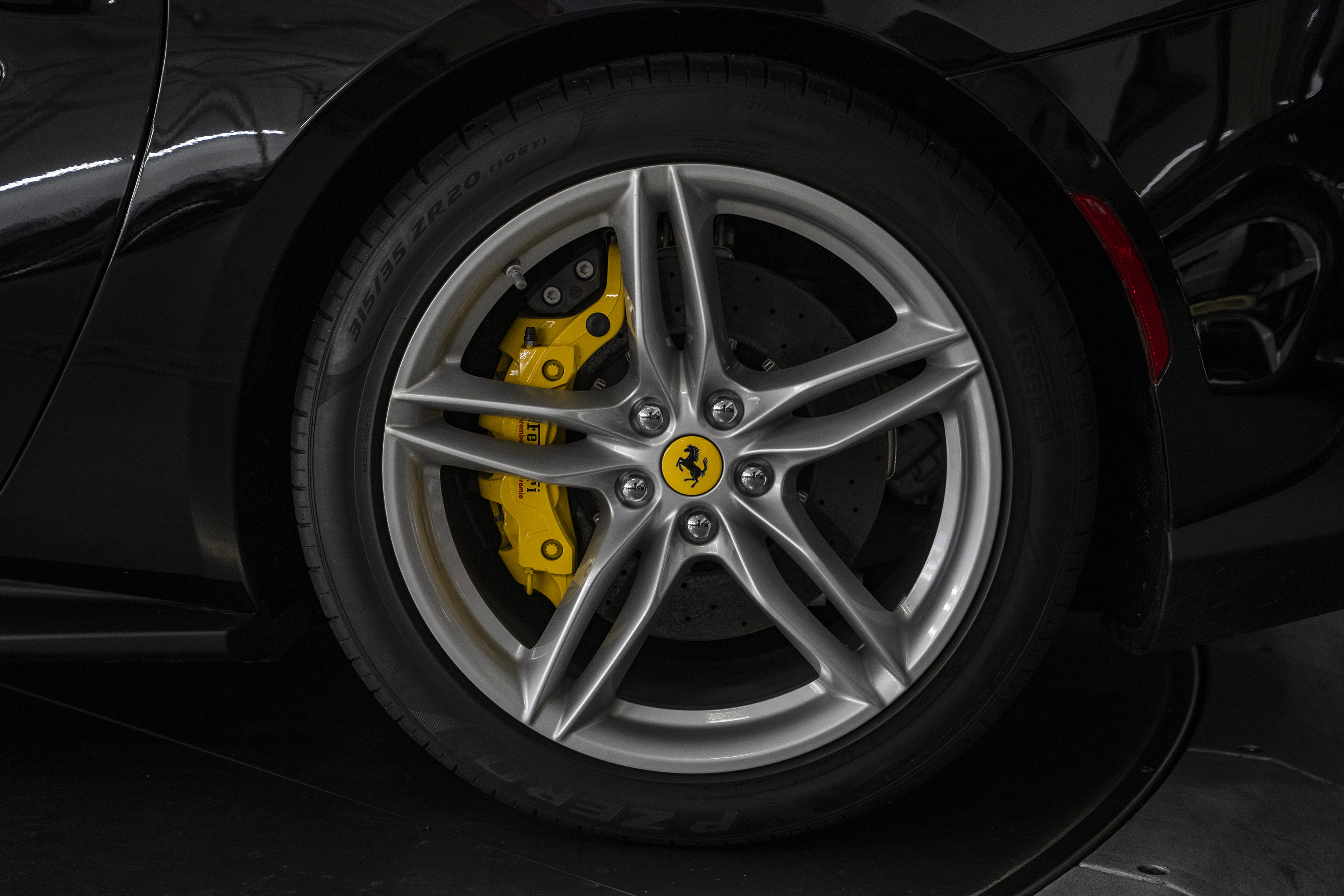 Used 2019 Ferrari 812 Superfast RWD image 18