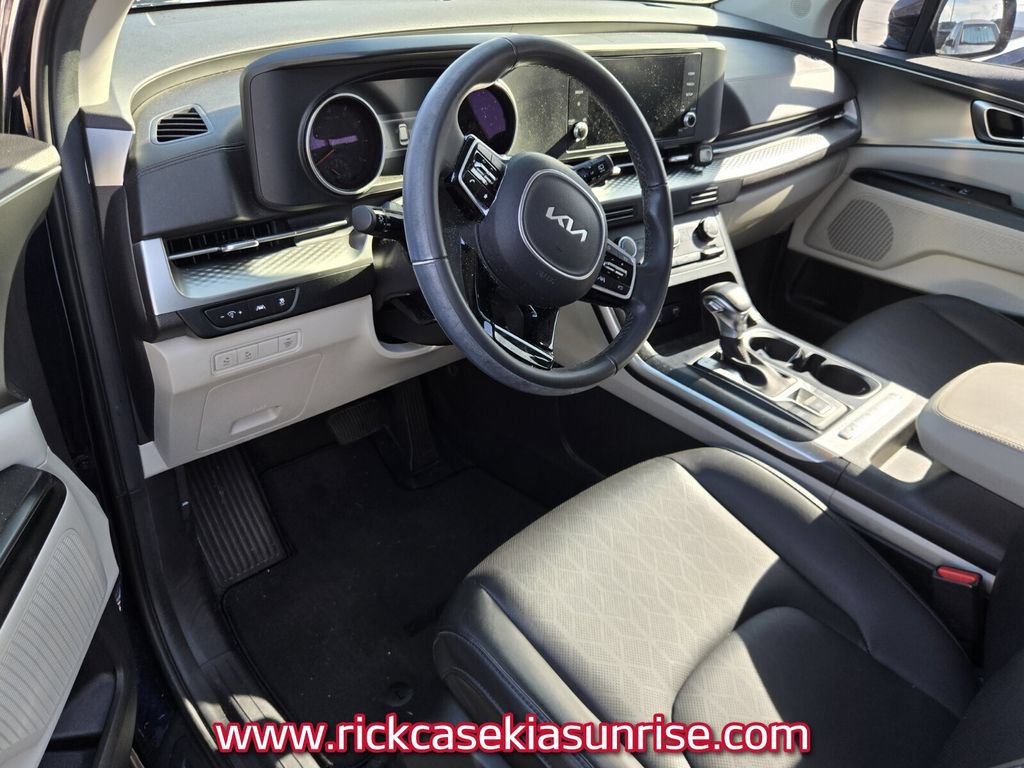 Used 2023 Kia Carnival LX FWD image 8
