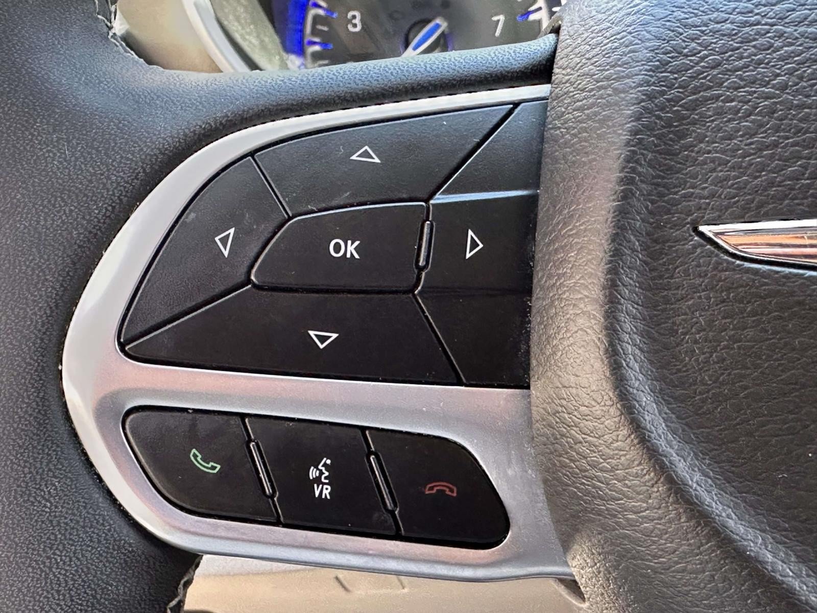 Used 2024 Chrysler Pacifica Touring-L FWD image 23