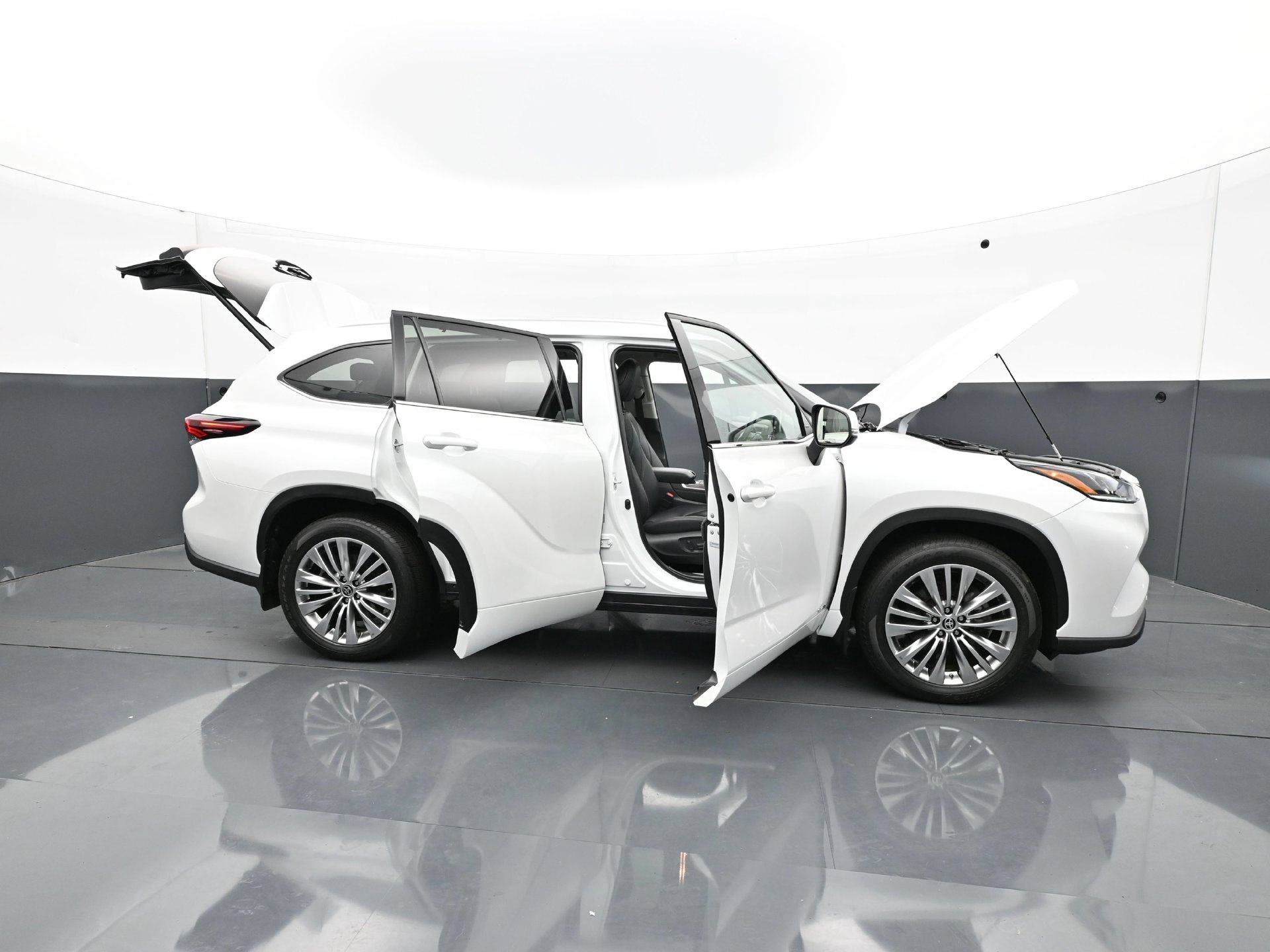 Used 2025 Toyota Highlander Platinum AWD/4WD image 45