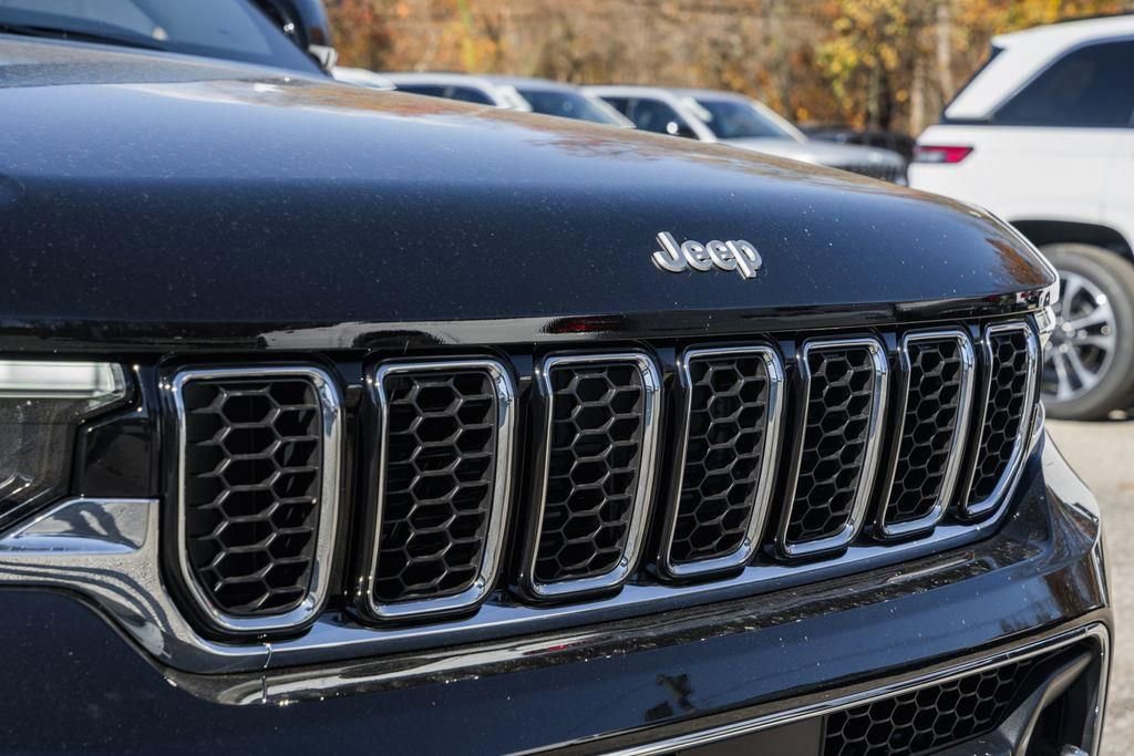 New 2025 Jeep Grand Cherokee Overland w/ Luxury Tech Group IV AWD/4WD image 12