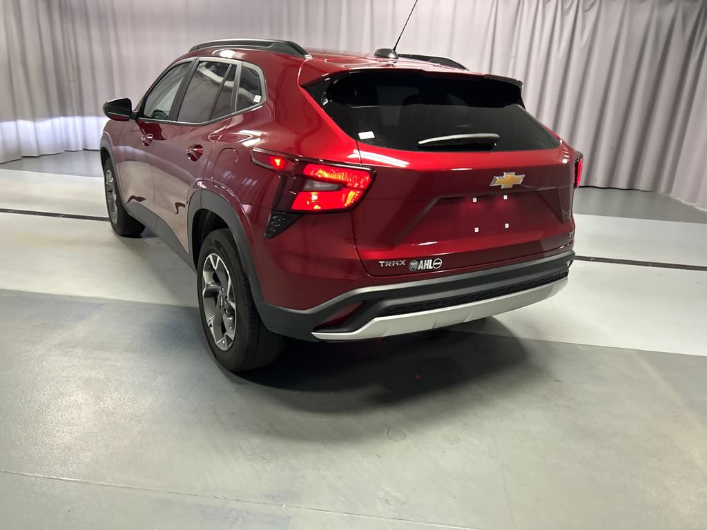 Used 2025 Chevrolet Trax LT w/ LT Convenience Package FWD image 5