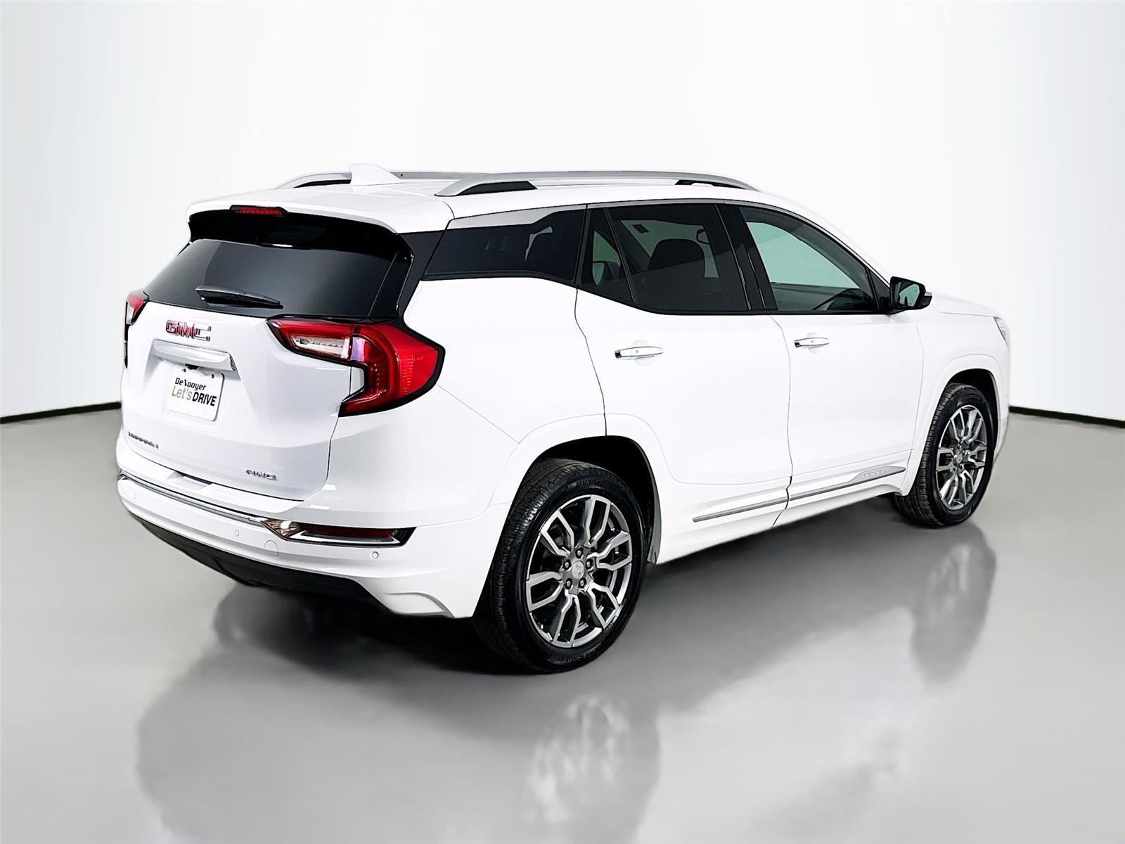 Used 2024 GMC Terrain Denali w/ Denali Premium Package image 9