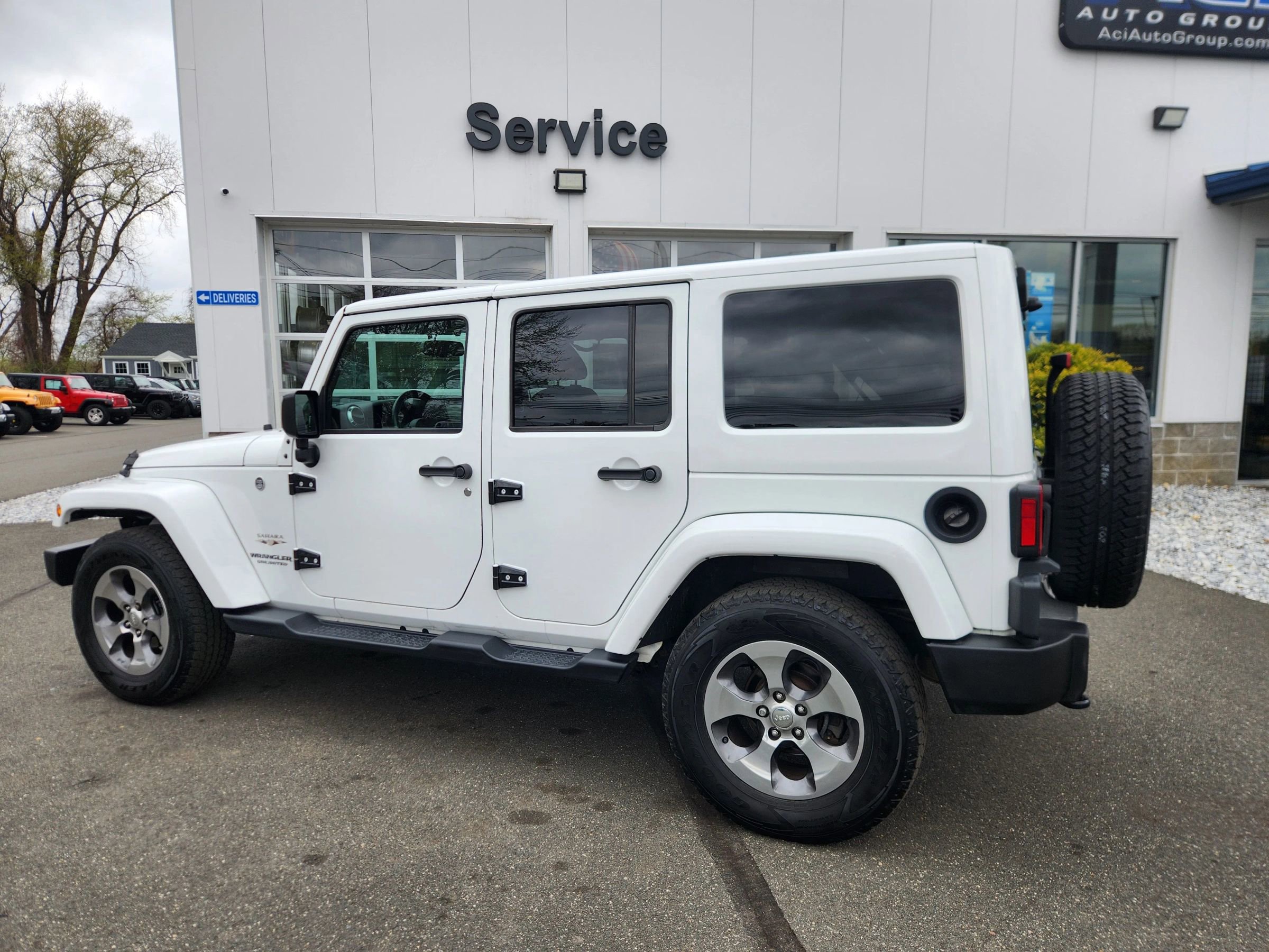 Used 2017 Jeep Wrangler Unlimited Sahara w/ Dual Top Group AWD/4WD image 9