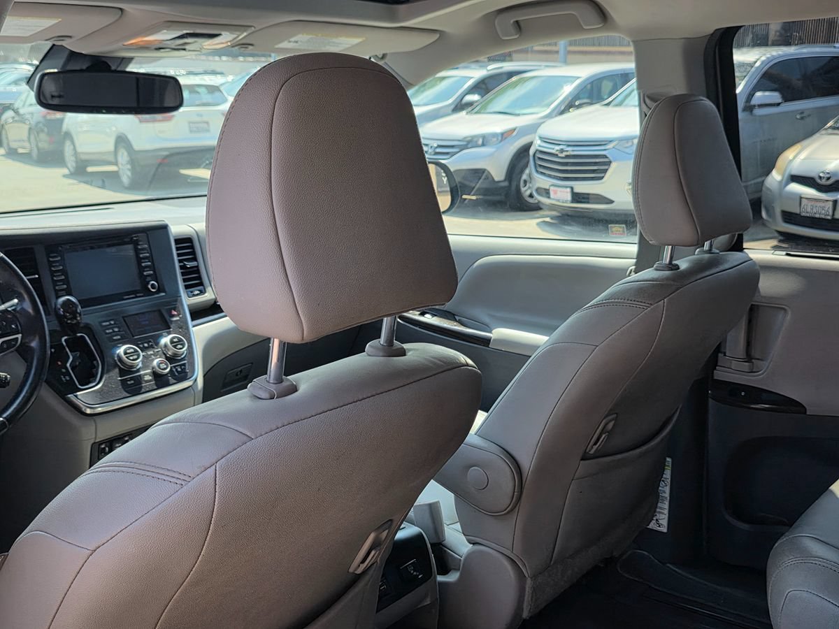 Used 2019 Toyota Sienna XLE w/ XLE Navigation Package FWD image 29