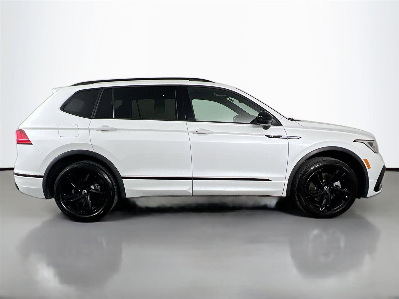 Used 2024 Volkswagen Tiguan SE R-Line AWD/4WD image 7