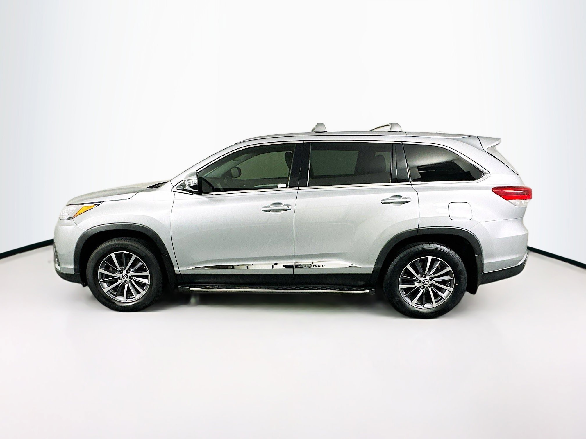 Used 2019 Toyota Highlander XLE FWD image 4