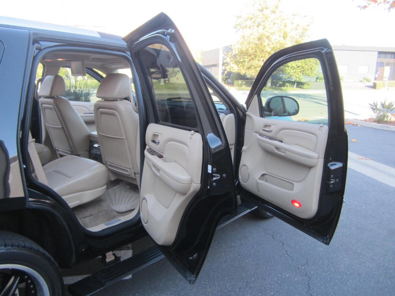 Used 2009 Cadillac Escalade Base AWD 4dr SUV w/V8 Ultra Lu image 15